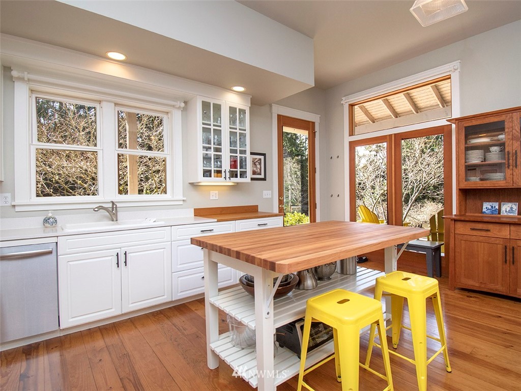 4243 Shokowakan Road Clinton, WA 98236 - Photo 11 of 35 Gallery Image 11