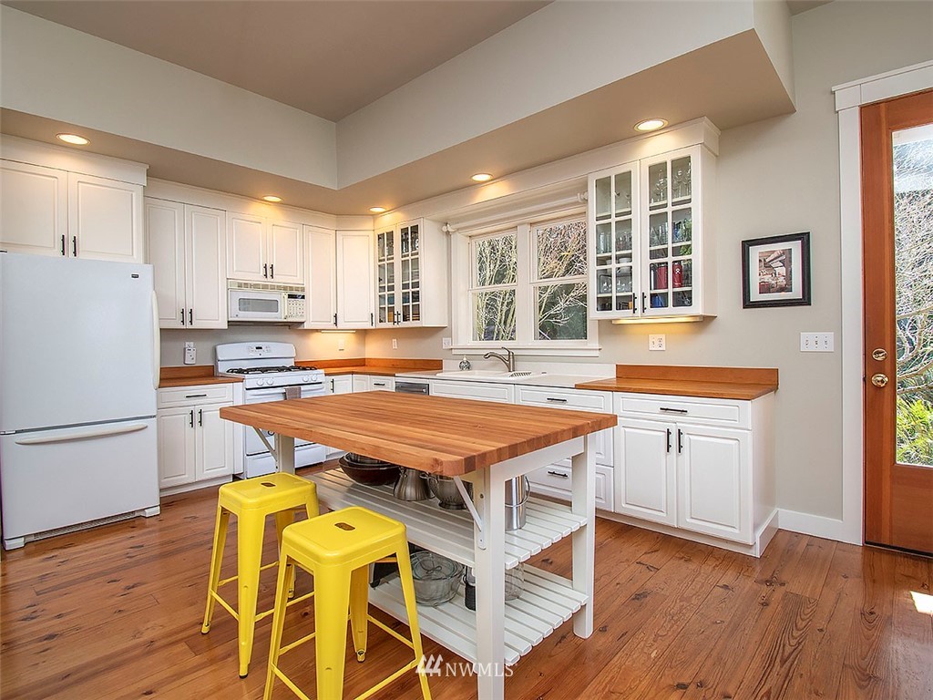 4243 Shokowakan Road Clinton, WA 98236 - Photo 12 of 35 Gallery Image 12