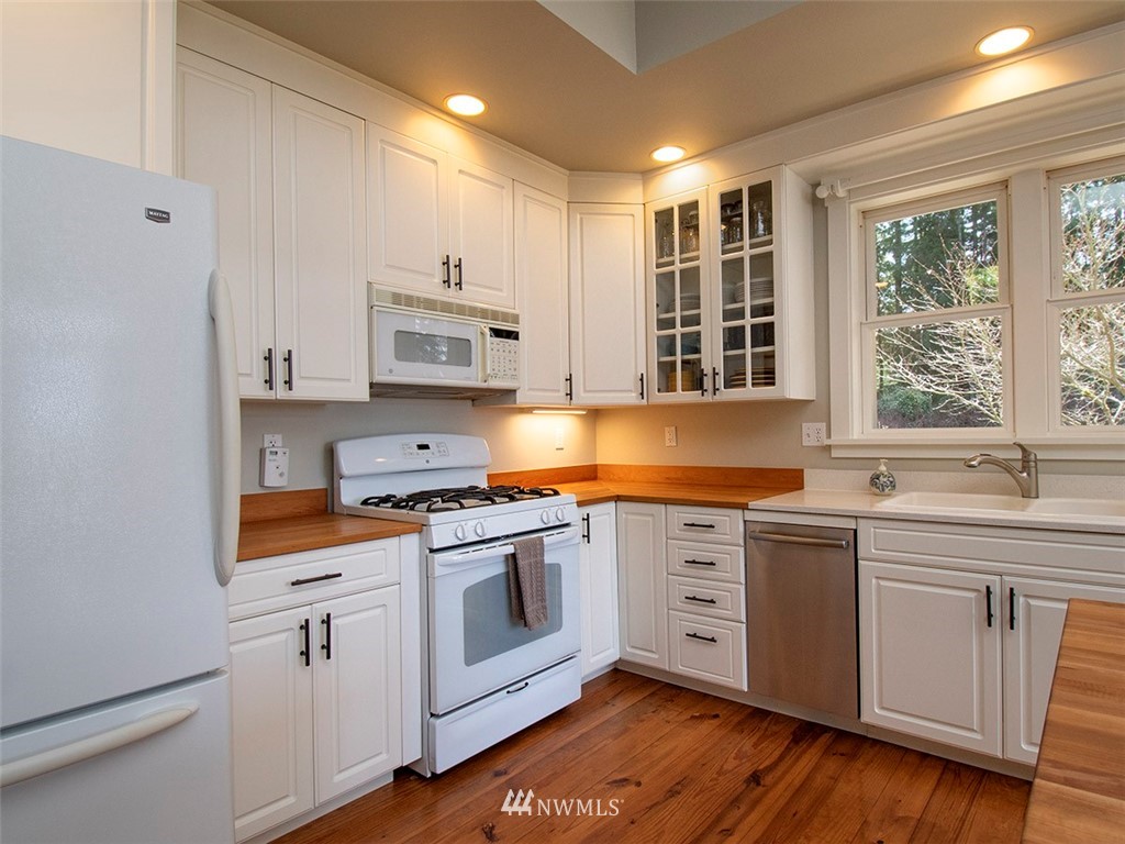 4243 Shokowakan Road Clinton, WA 98236 - Photo 13 of 35 Gallery Image 13