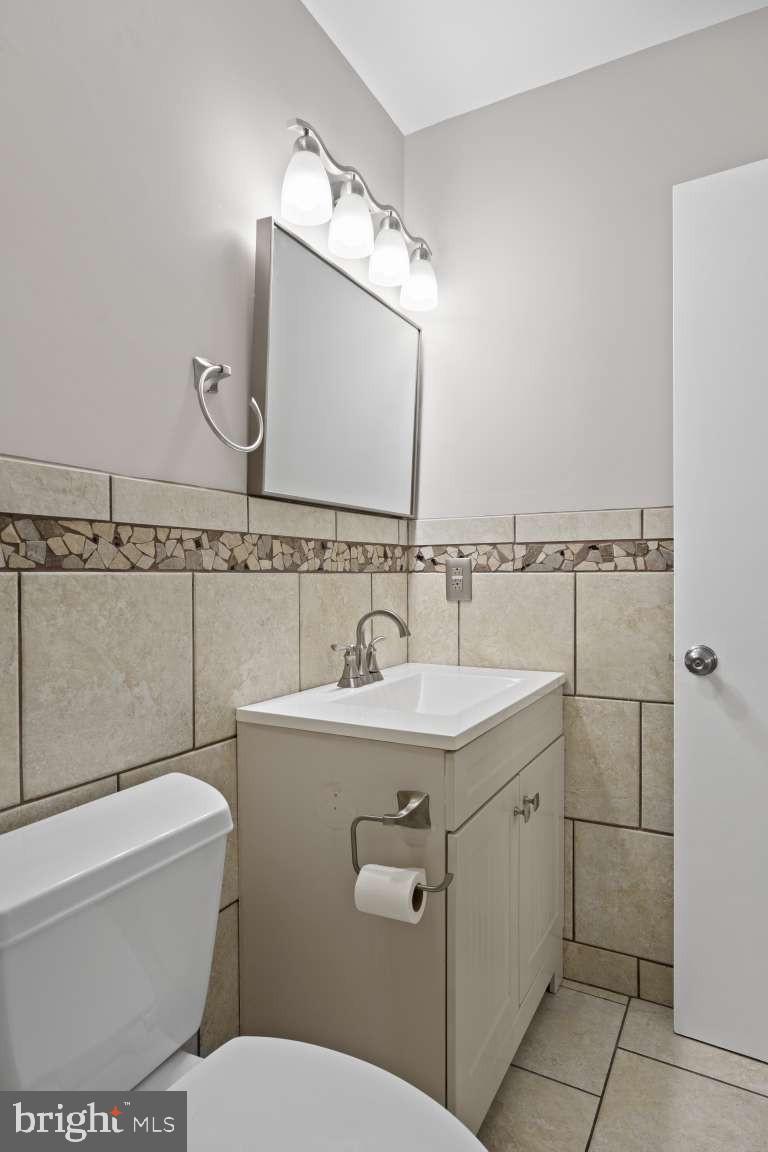 32 Millbridge Court Nottingham, MD 21236 - Photo 16 of 39 a bathroom with a toilet a sink and mirror