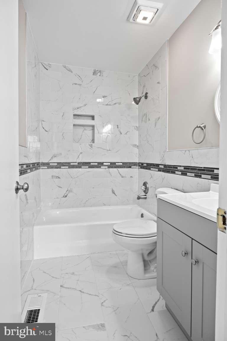 32 Millbridge Court Nottingham, MD 21236 - Photo 19 of 39 a bathroom with a toilet a sink and bathtub