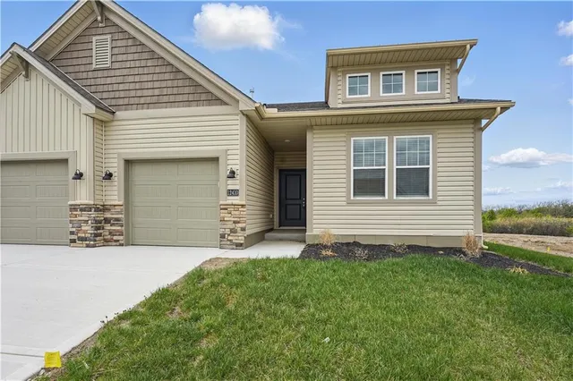 $274,900 | 12422 South Acacia Drive, Lee's Summit, MO 64086