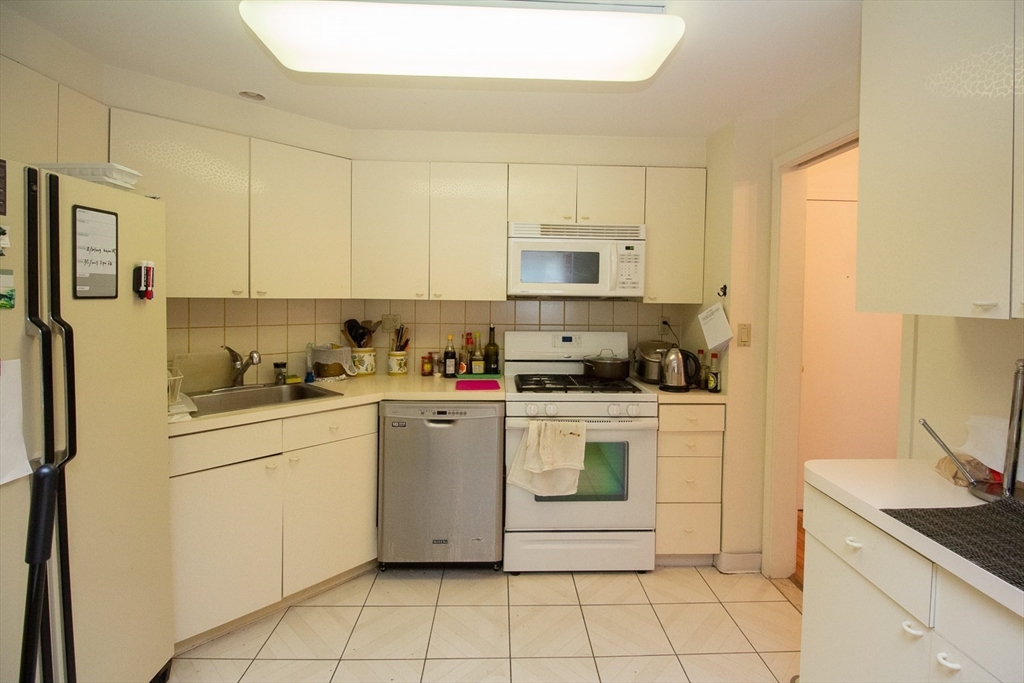22 Chestnut Place, Unit 501 Brookline, MA 02445 - Photo 5 of 12