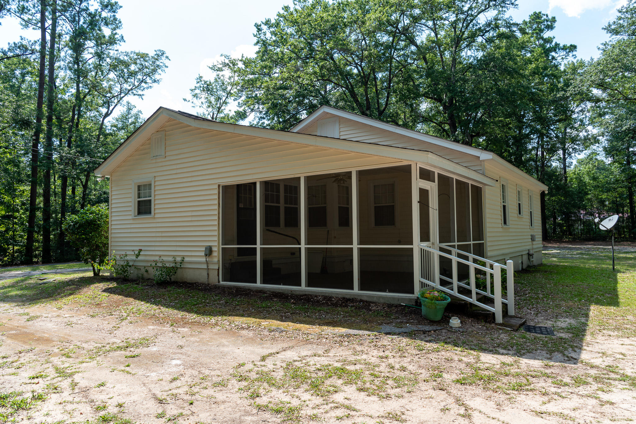 411 Center Street Walterboro, SC 29488 - Photo 3 of 19 Rigt side view