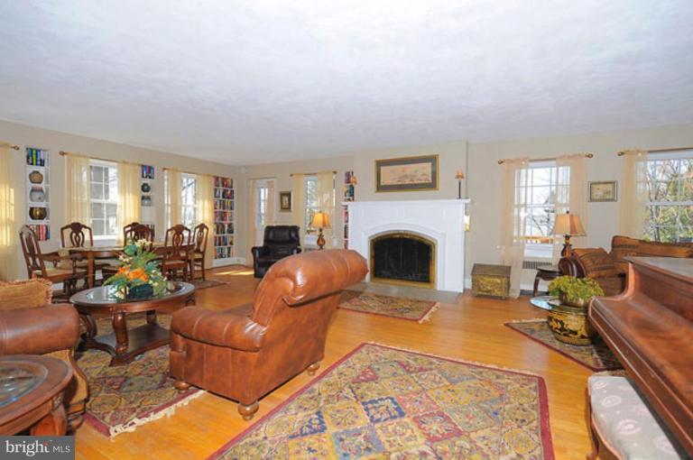 9811 Indian Queen Point Road Fort Washington, MD 20744 - Photo 7 of 30 Living Room