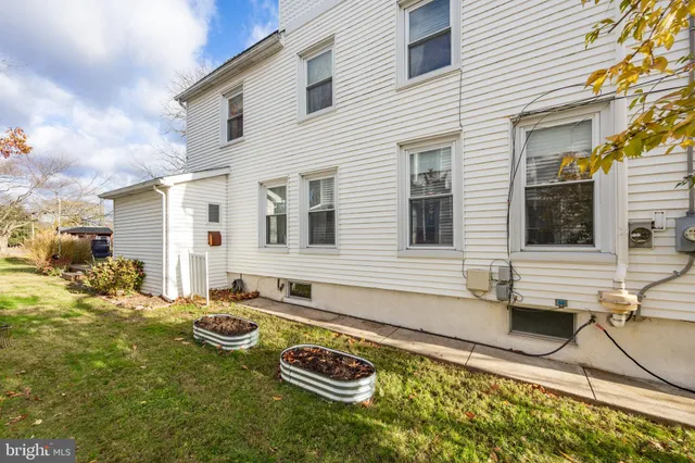 a view of a house with backyard