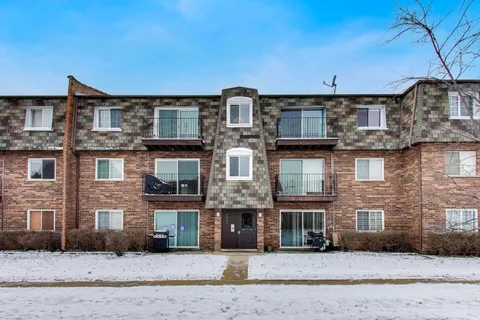 $214,995 | 9381 Bay Colony Drive, Unit 3N, Des Plaines, IL 60016