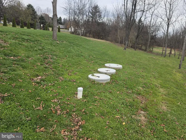 a sign that is on the side of the road