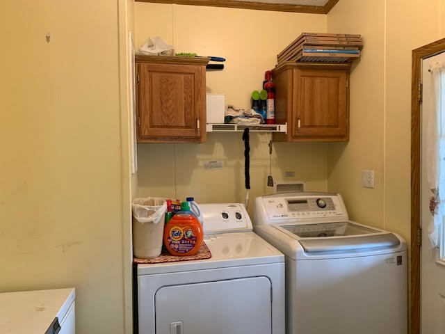 819 South 9th Street DeKalb, IL 60115 - Photo 15 of 20 a utility room with dryer and washer