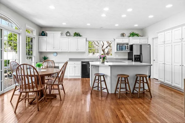 $420,000 | 8 Sable Oaks Court, Bloomington, IL 61704