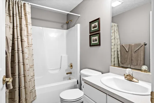 $420,000 | 8 Sable Oaks Court, Bloomington, IL 61704