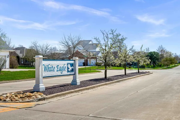 $420,000 | 8 Sable Oaks Court, Bloomington, IL 61704