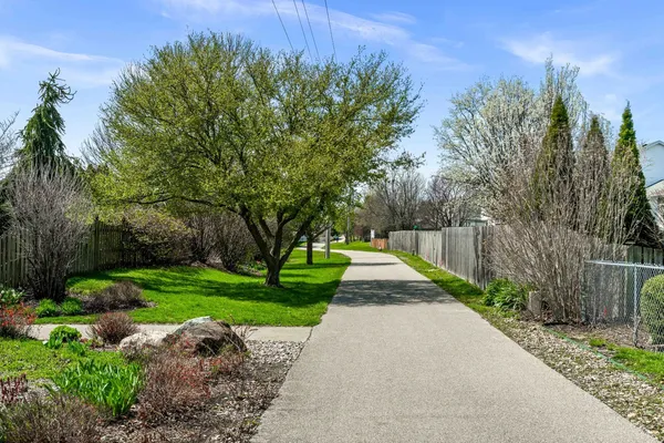 $420,000 | 8 Sable Oaks Court, Bloomington, IL 61704
