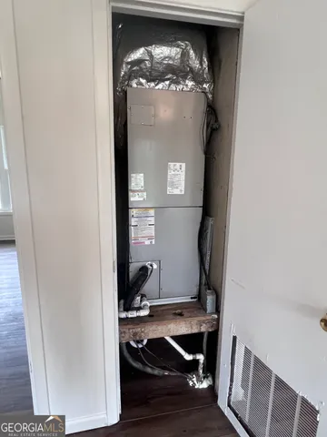 a view of entryway with workspace