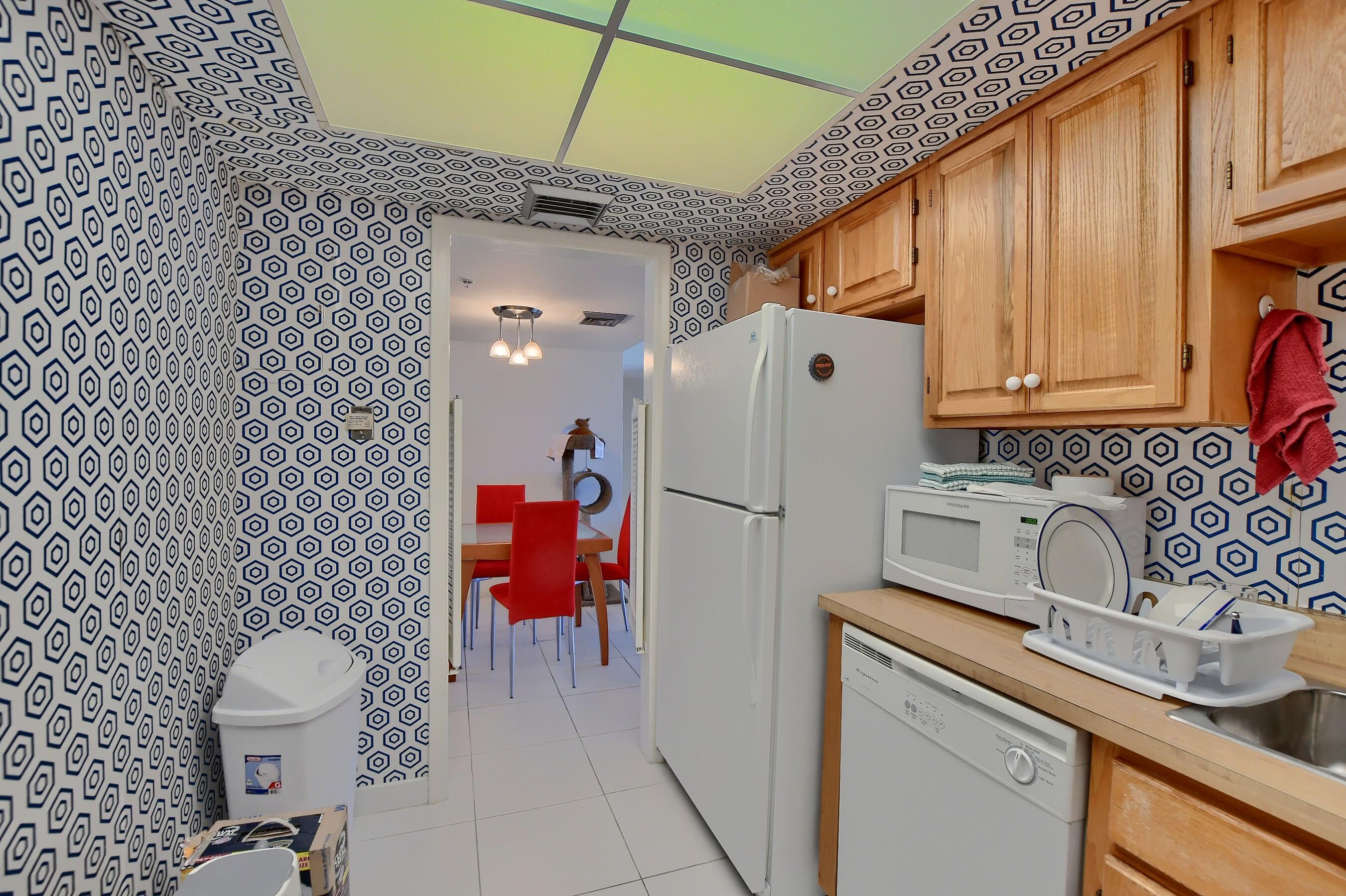 7754 Lakeside Boulevard, Unit 483 Boca Raton, FL 33434 - Photo 7 of 15 Kitchen