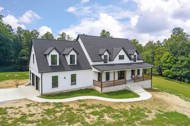 a view of a yard in front of house