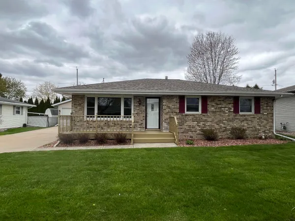 $298,900 | 512 Jeffrey Street, Combined Locks, WI 54113