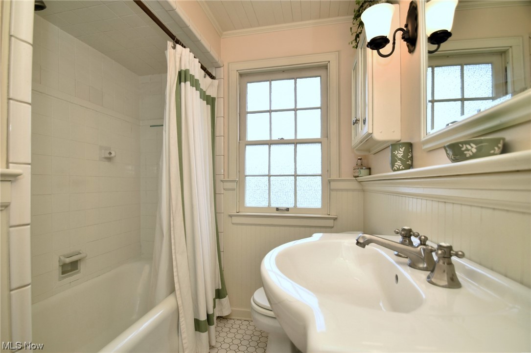 3712 Traver Road Beachwood, OH 44122 - Photo 24 of 43 Updated Hall full bath