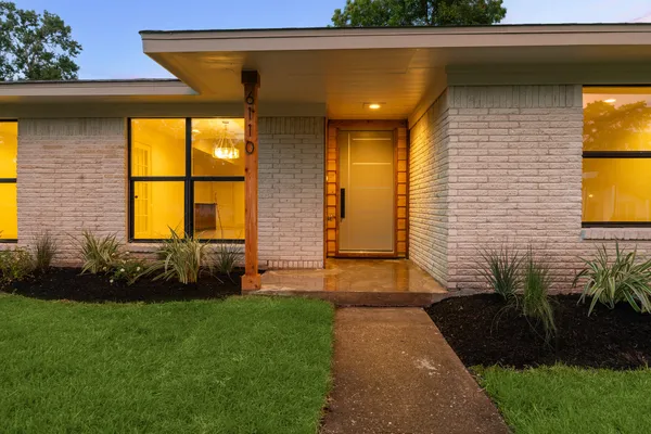 $659,900 | 6110 Yarwell Drive, Houston, TX 77096
