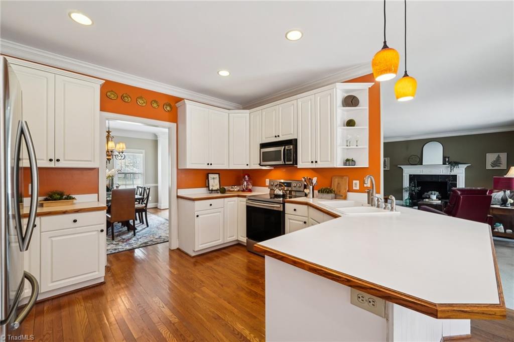 3833 Wesseck Drive High Point, NC 27265 - Photo 18 of 50 Kitchen space open to den