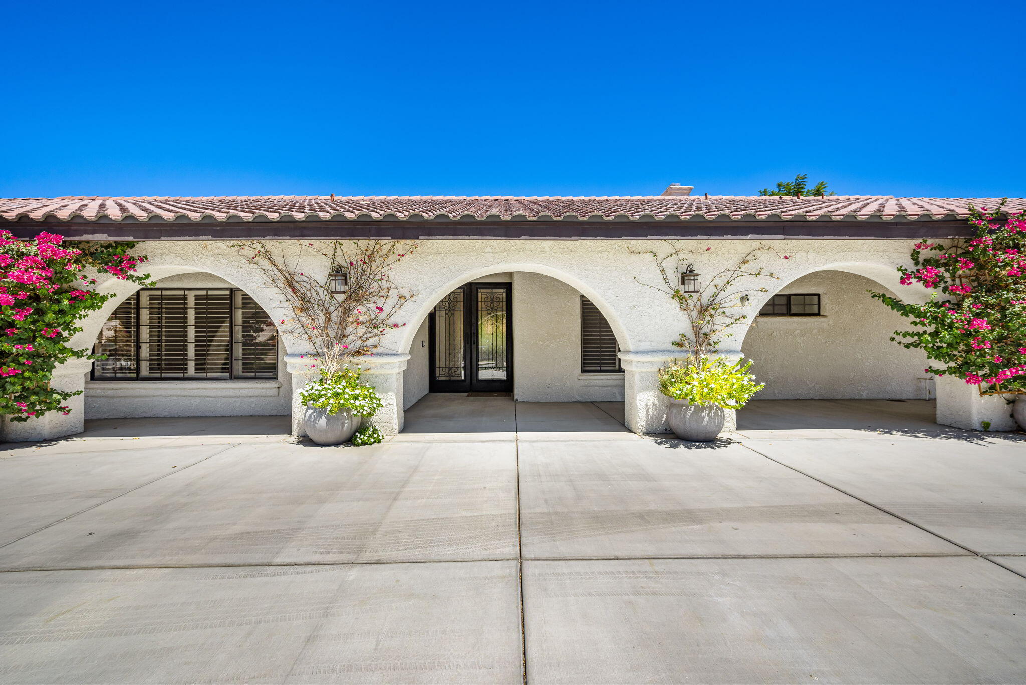 79540 Bermuda Dunes Drive Bermuda Dunes, CA 92203 - Photo 6 of 27 a front view of a house with outdoor seating