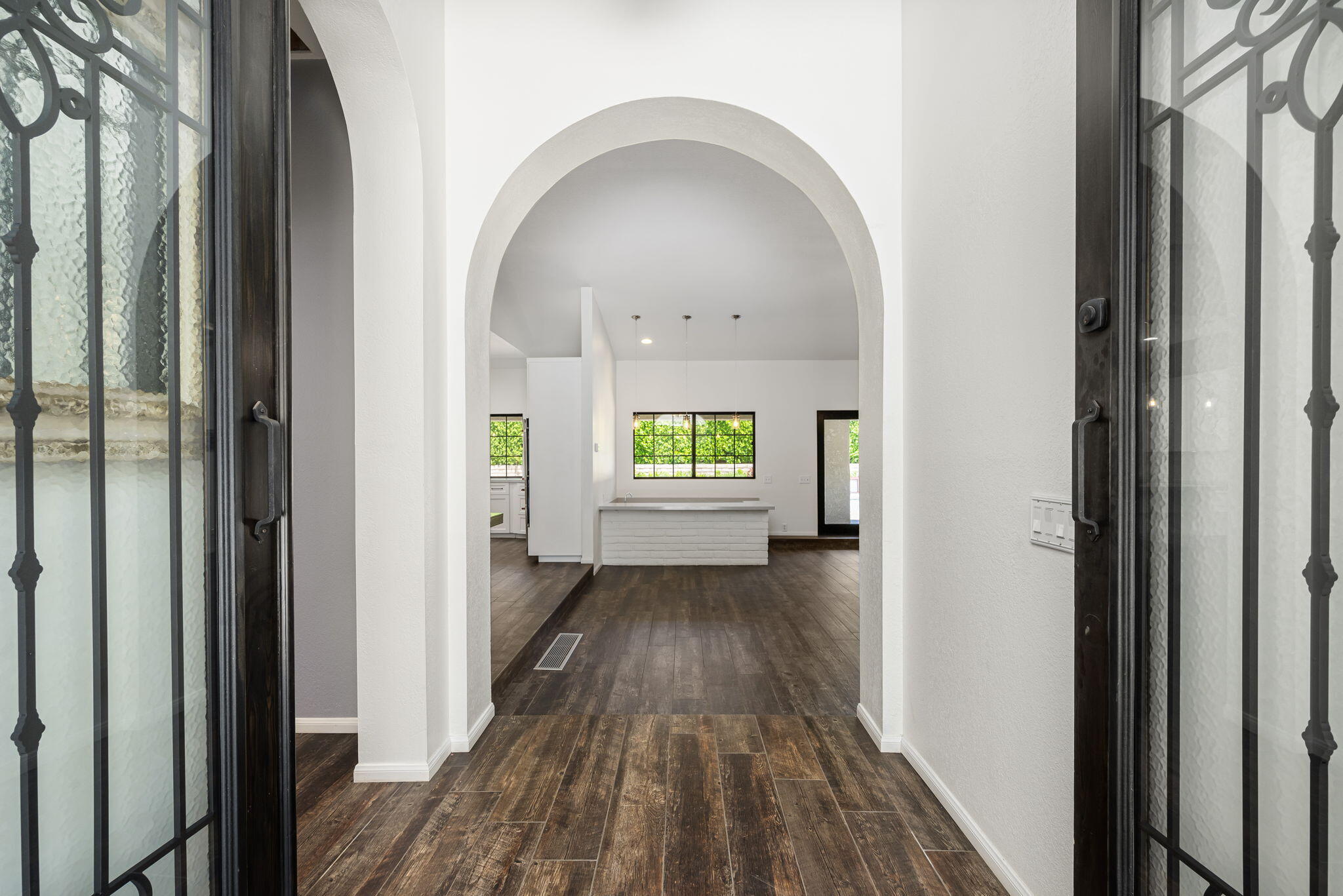 79540 Bermuda Dunes Drive Bermuda Dunes, CA 92203 - Photo 7 of 27 a view of a hallway view with wooden floor and a living room