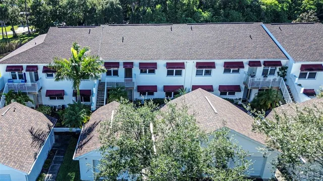 a view of a house with backyard and garden