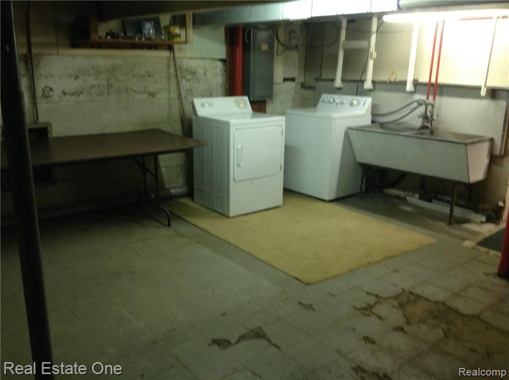 6337 Maybee Road Clarkston, MI 48346 - Photo 49 of 59 Nice Washer & Dryer