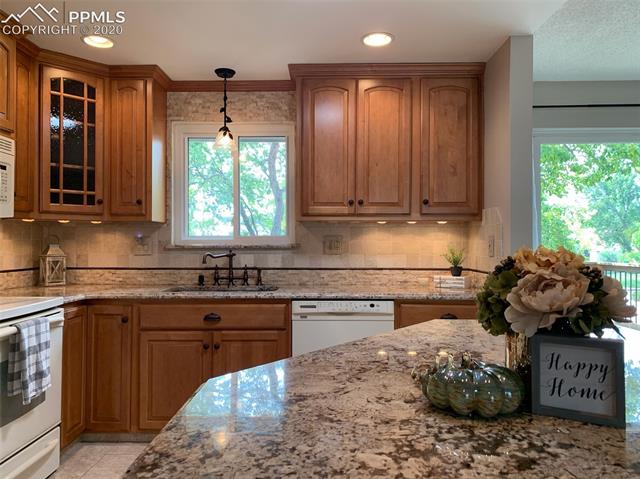 2819 Ridgeglen Square Colorado Springs, CO 80918 - Photo 4 of 5 Gallery Image 4