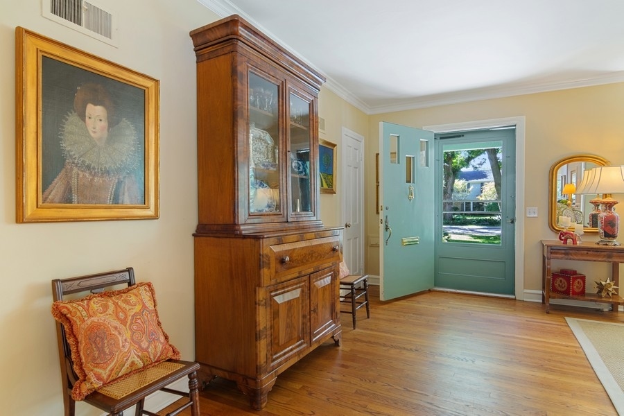 910 Seneca Road Wilmette, IL 60091 - Photo 2 of 28