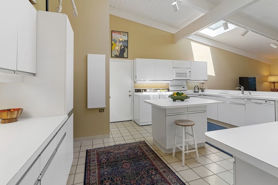 910 Seneca Road Wilmette, IL 60091 - Photo 7 of 28