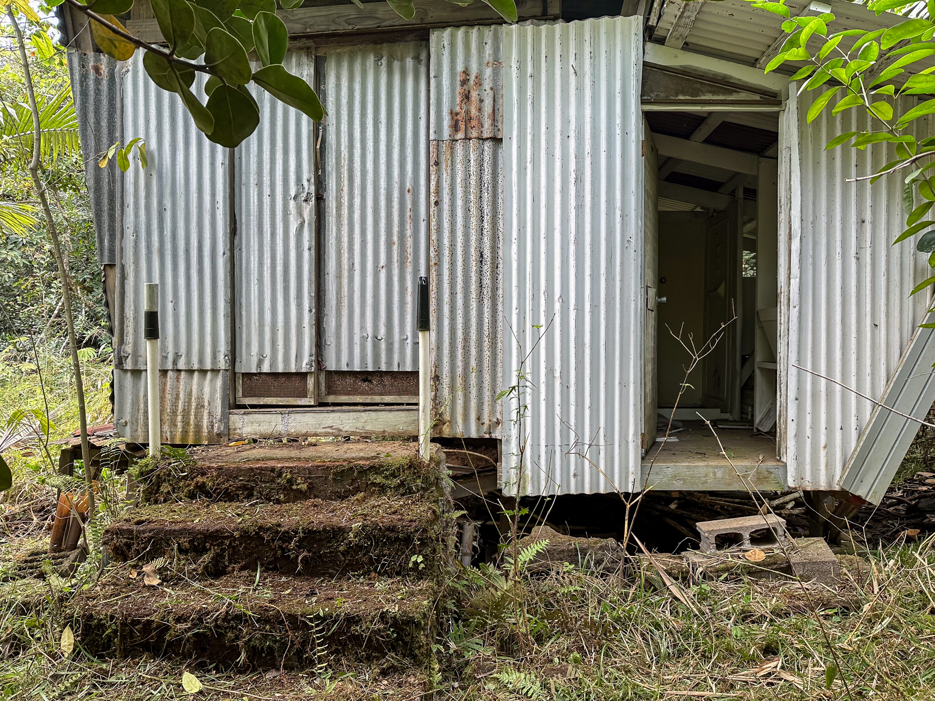 4 Laula Road Hilo, HI 96720 - Photo 8 of 10 a view of door and chair