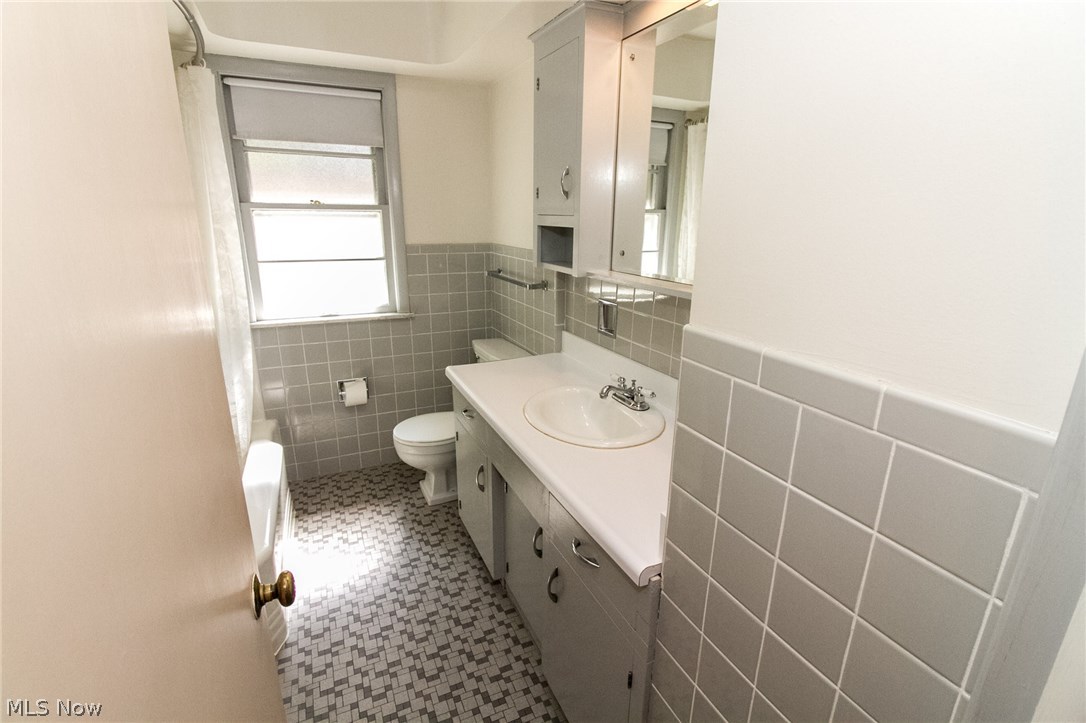 4142 Bluestone Road Cleveland, OH 44121 - Photo 13 of 23 Full bathroom on main floor.