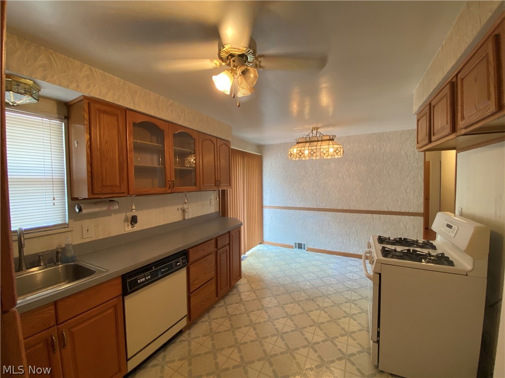17330 Fowles Road Cleveland, OH 44130 - Photo 3 of 24 Gallery Image 3
