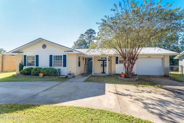 $199,500 | 3113 Beachview Drive, Ocean Springs, MS 39564
