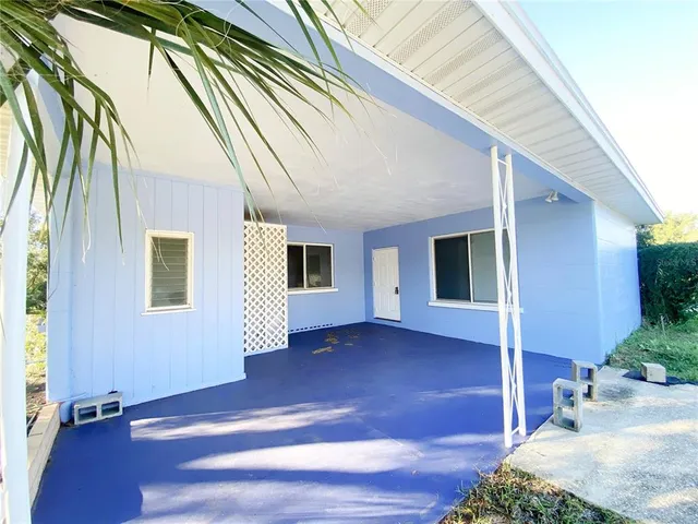 a view of empty room with front door