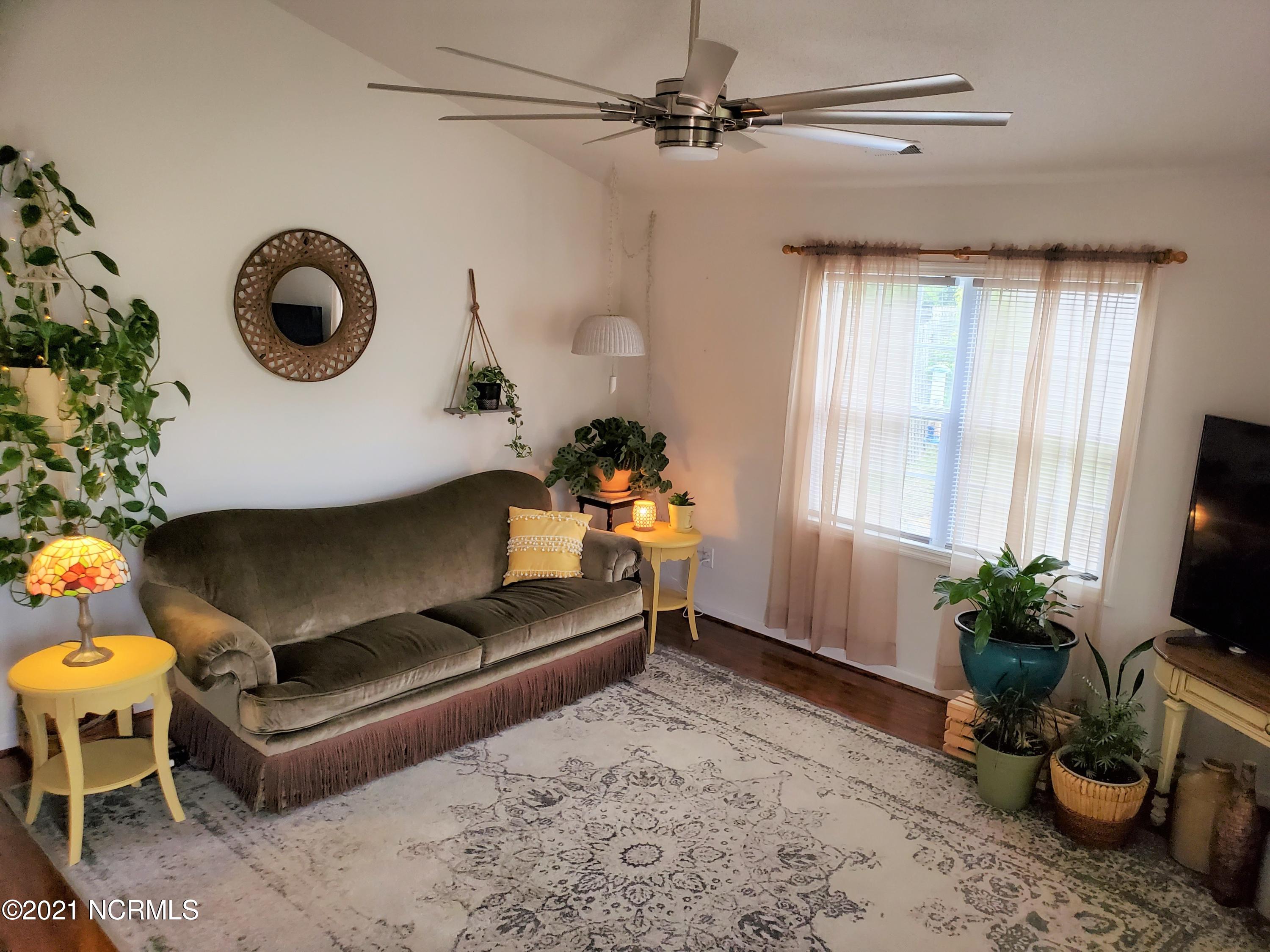 319 Top Knot Road Hubert, NC 28539 - Photo 12 of 54 Living Room