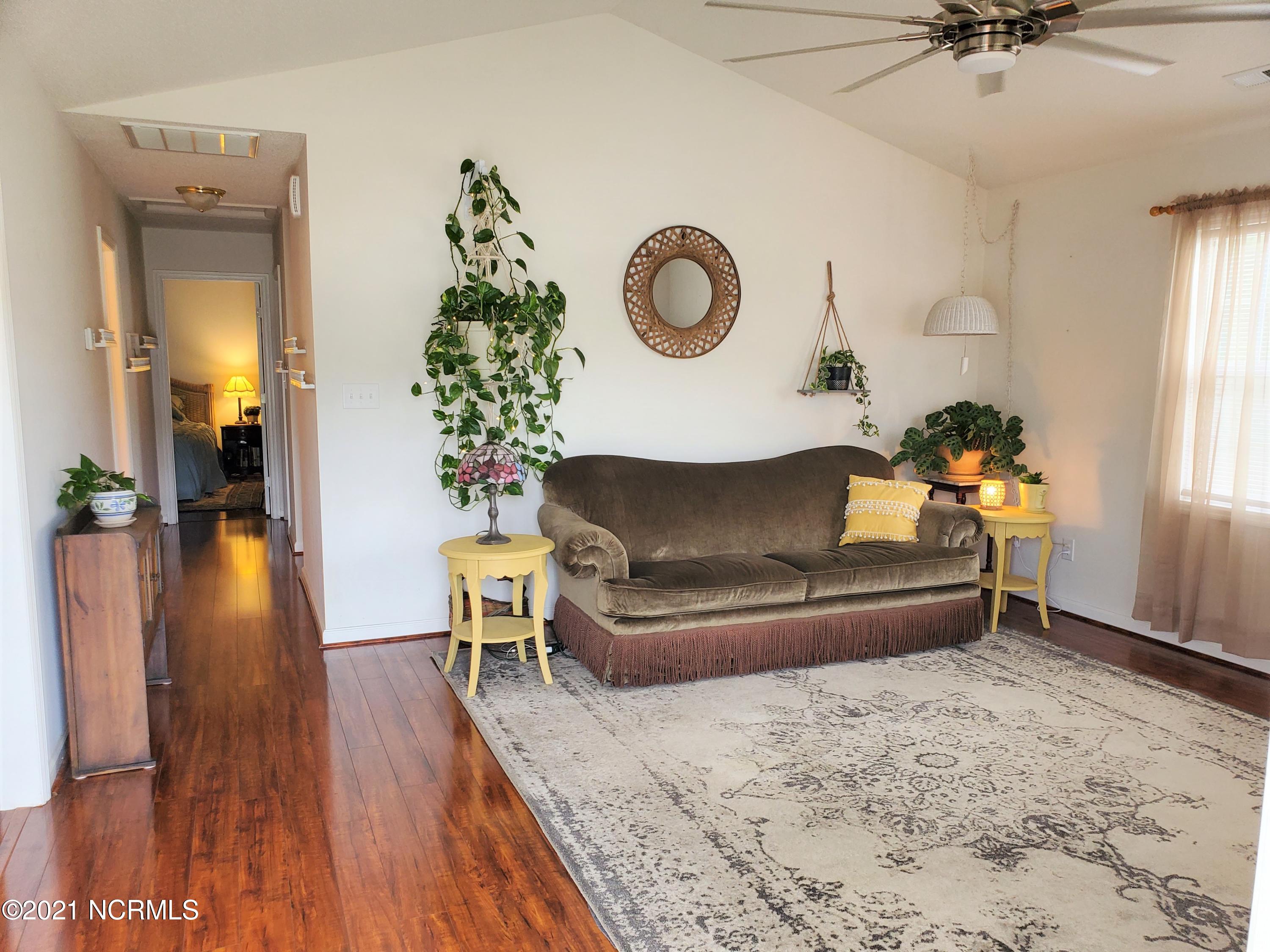 319 Top Knot Road Hubert, NC 28539 - Photo 9 of 54 Living Room 3