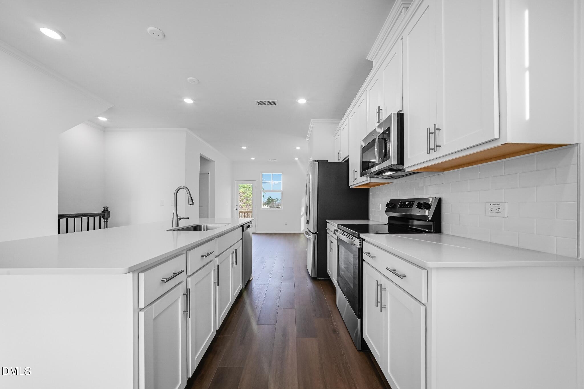 3607 Elm Grv Lane Raleigh, NC 27604 - Photo 6 of 31 SUN_ElmGrove_Pic_Wyatt_QMI_4_Kitchen_2of