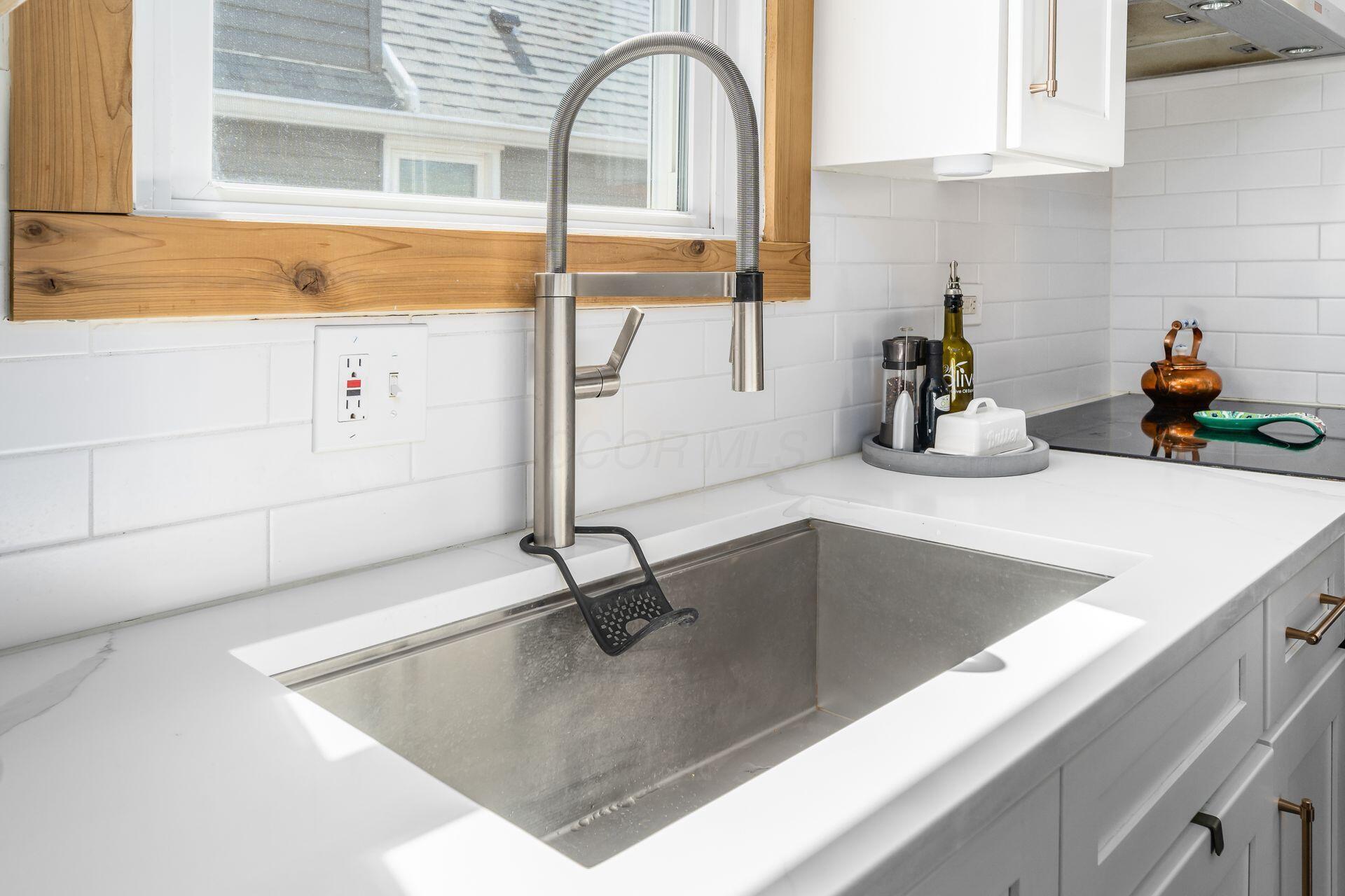871 Copeland Road Columbus, OH 43212 - Photo 17 of 58 Kitchen - Stainless Farm Sink