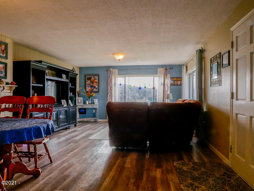 152 Northwest Grinstead Street Siletz, OR 97380 - Photo 4 of 30 Living Room