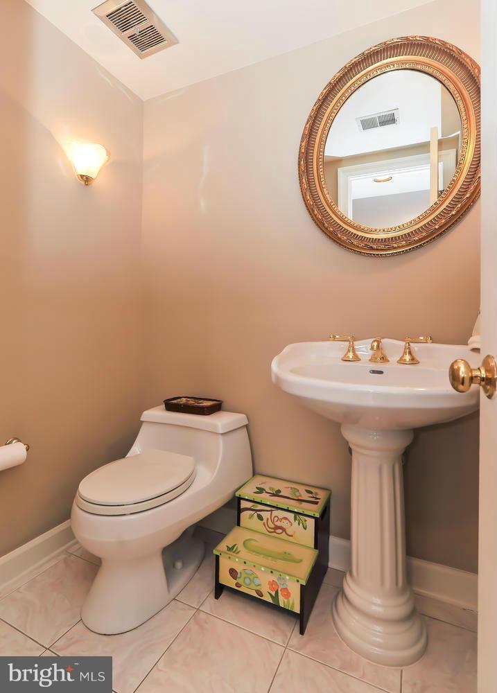 2640 North Glebe Road Arlington, VA 22207 - Photo 13 of 30 Main Level Half Bath