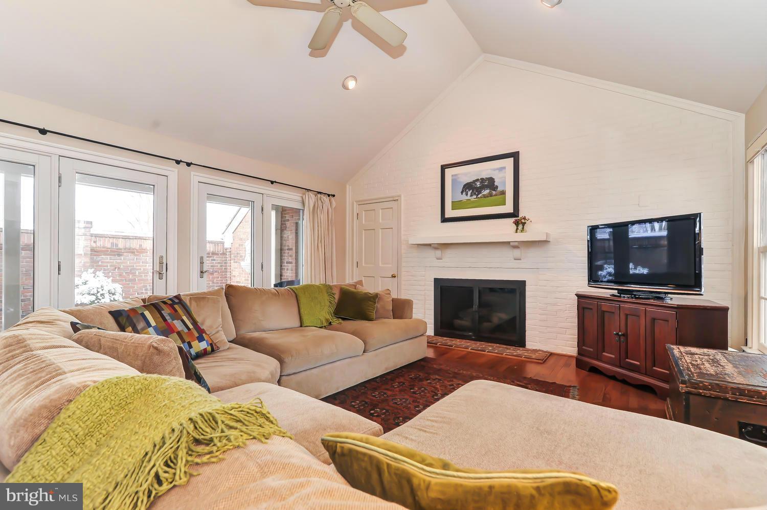 2640 North Glebe Road Arlington, VA 22207 - Photo 3 of 30 Family Room