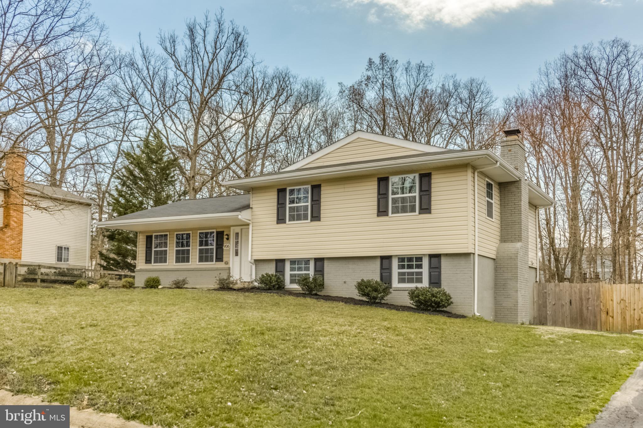 906 East Roanoke Road Sterling, VA 20164 - Photo 3 of 37 Gallery Image 3