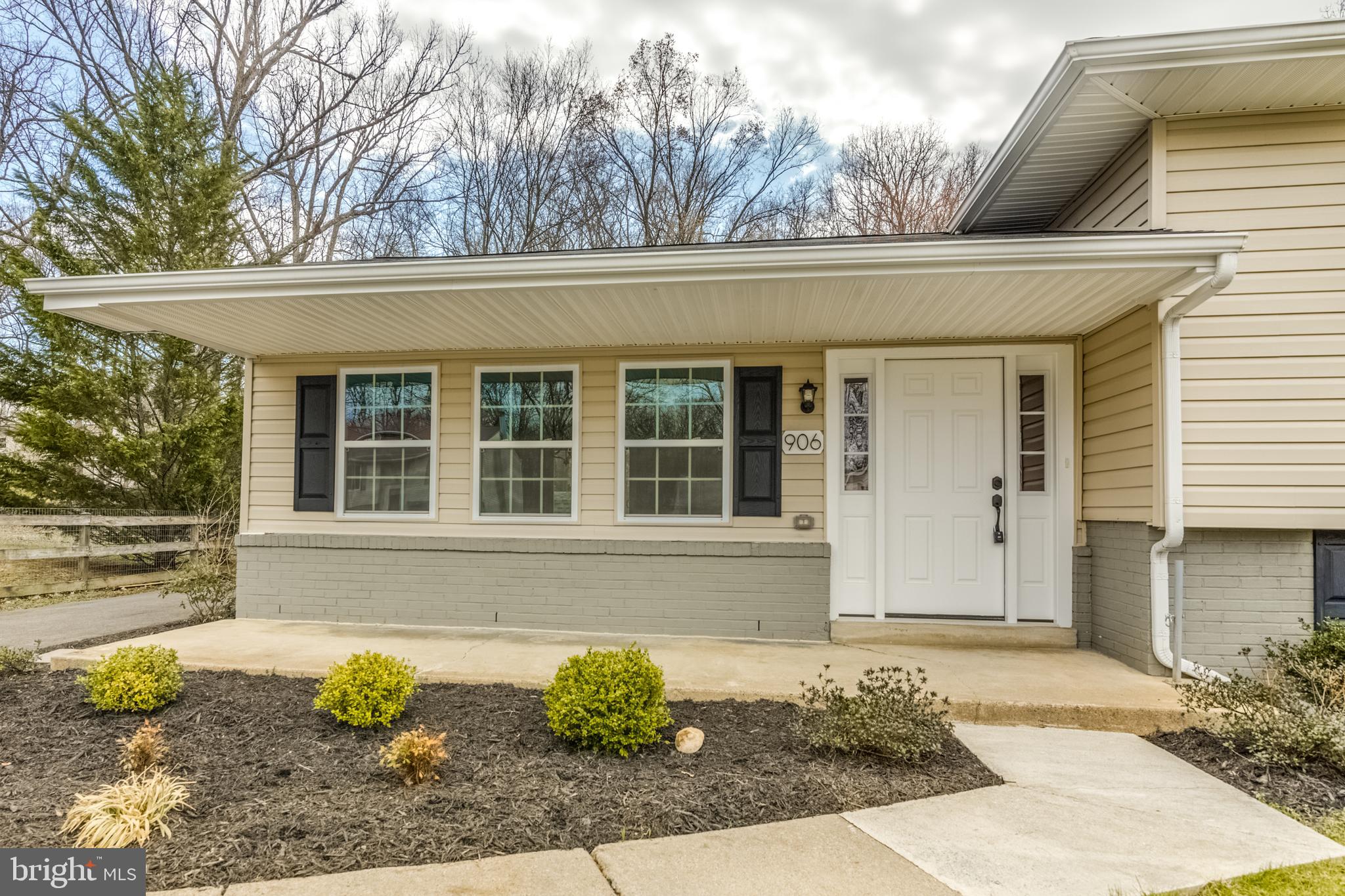 906 East Roanoke Road Sterling, VA 20164 - Photo 4 of 37 Gallery Image 4