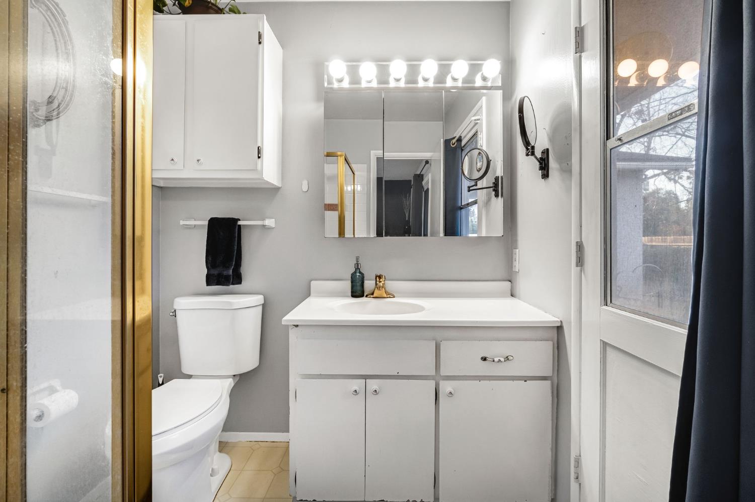 3120 West San Ramon Avenue Fresno, CA 93711 - Photo 27 of 36 a bathroom with a toilet sink and mirror