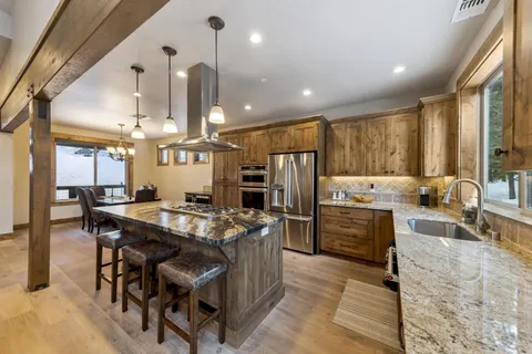 $2,350,000 | 10935 Ski Slope Way, Truckee, CA 96161