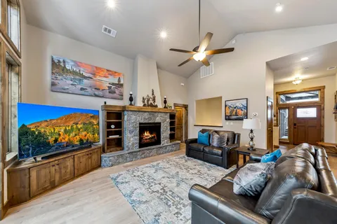 $2,350,000 | 10935 Ski Slope Way, Truckee, CA 96161