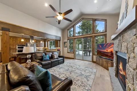 $2,350,000 | 10935 Ski Slope Way, Truckee, CA 96161