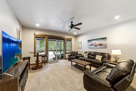 $2,350,000 | 10935 Ski Slope Way, Truckee, CA 96161